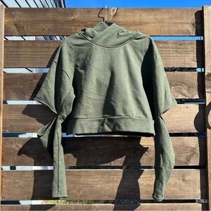 ALO Yoga Peak Cropped Hoodie in green